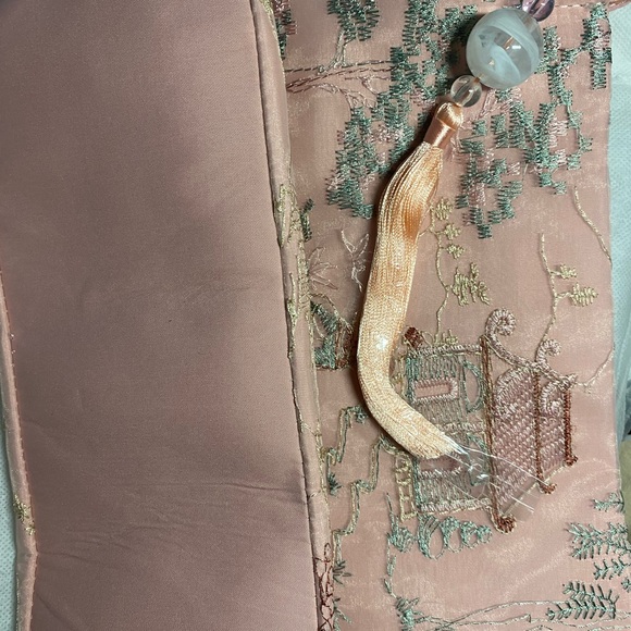 Elegant Cream Crossbody Bag with Asian Print - Picture 5 of 7